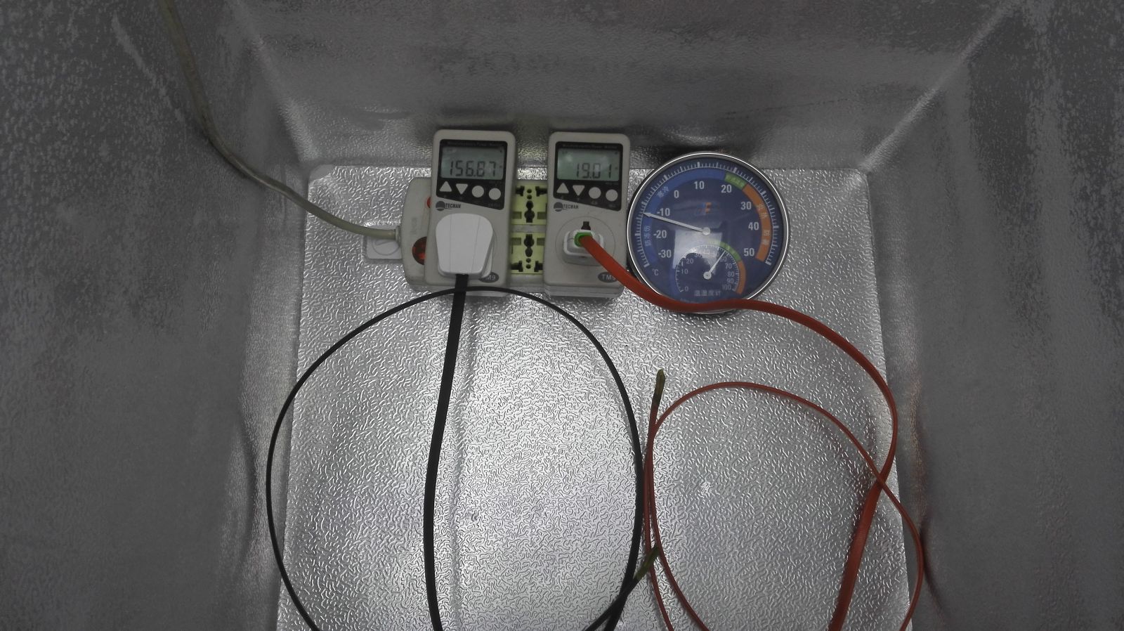 太陽能專用電熱帶和傳統自限溫電伴熱帶實驗對比圖